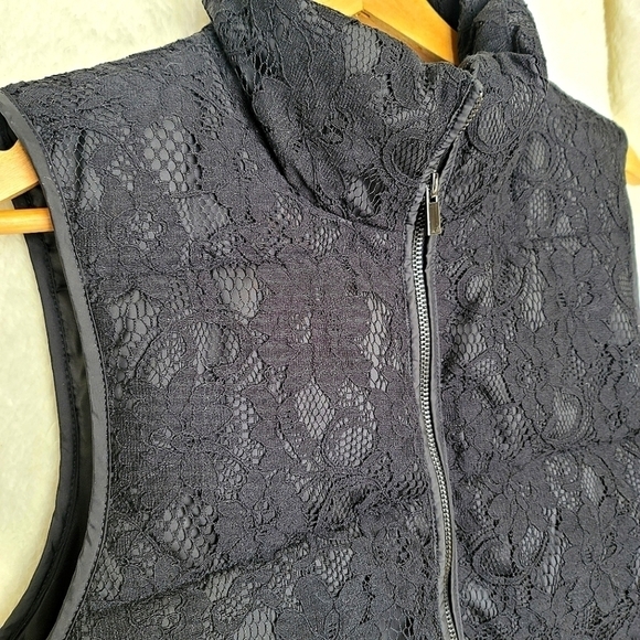 Banana Republic Lace Vest Size Small - Picture 6 of 11